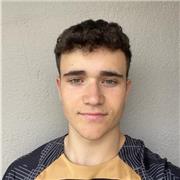 Profesor de apoyo escolar orientado a niños de primaria o secundaria